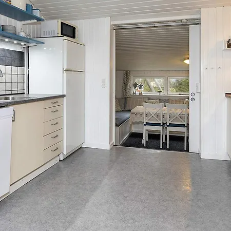8 Person In Logstor-by Traum