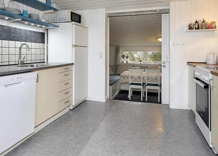 8 Person In Logstor-by Traum